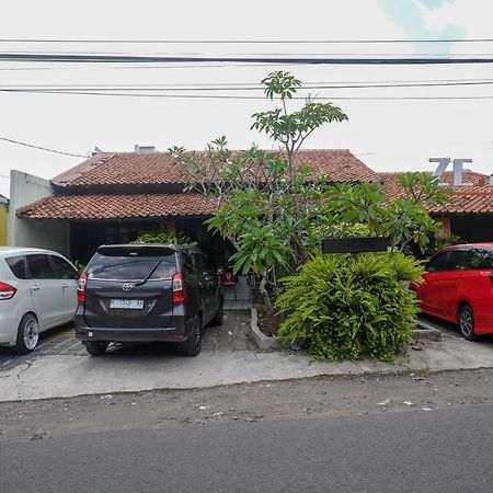 מלון Reddoorz Near Lotte Mart Maguwoharjo Yogyakarta מראה חיצוני תמונה