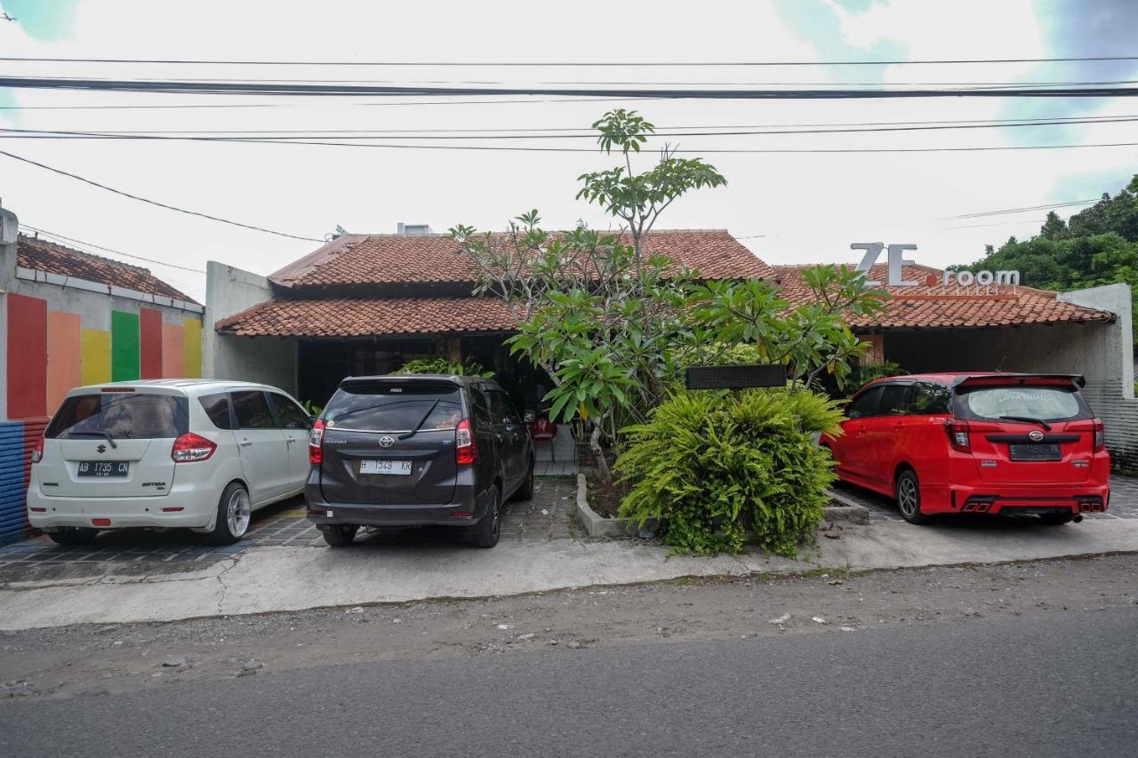 מלון Reddoorz Near Lotte Mart Maguwoharjo Yogyakarta מראה חיצוני תמונה